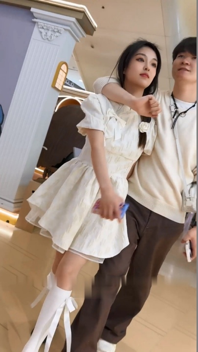 大神KFC商场顶级CD极品学妹扶手电梯 被猥琐男友扣逼反复蹂躏伸进去扣了好久透明内裤露毛一片黑森林