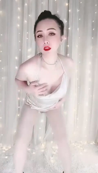 KS重磅【林雨馨】舞艺超群的熟女果舞天花板 果舞 紫薇 定制 合集 81V 1小时20分 2.6G