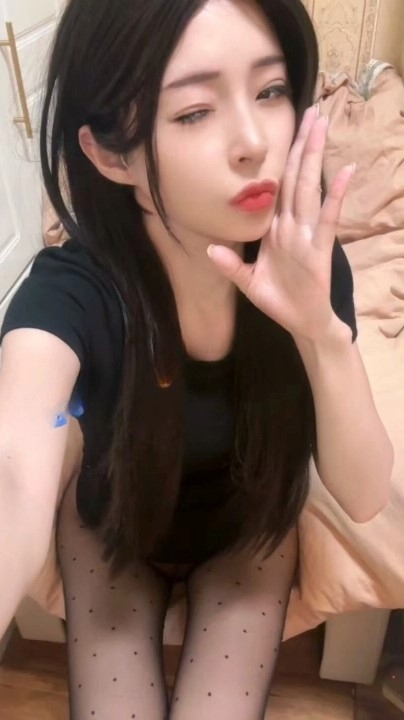 高颜嫩妹【甜甜的小丝】 私人定制 2V 20分钟 1.54G