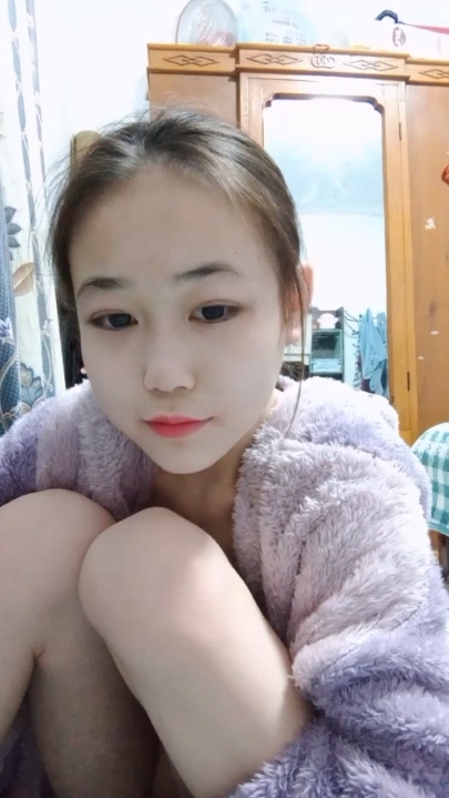 自称18岁的超嫩小美女直播 1V 1小时32分 1.08G