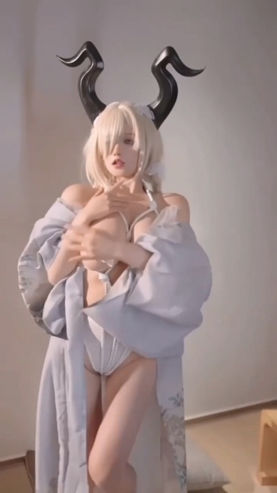 【2025年新流】露脸COSER小女神【江落】又嫩又可爱自#慰❤️古阿扎-大尺度COS【三度】巨乳肥臀女神18v18分 w0247