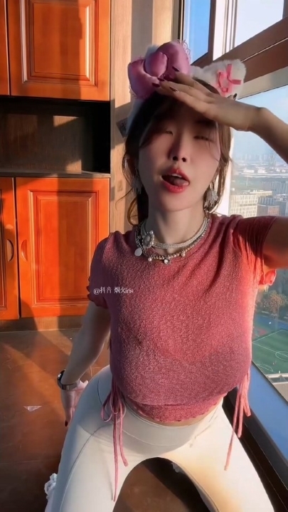 重磅抖音百万网红，瑜伽老师，【烟火iris】大尺度紫薇流出 707M 详情进