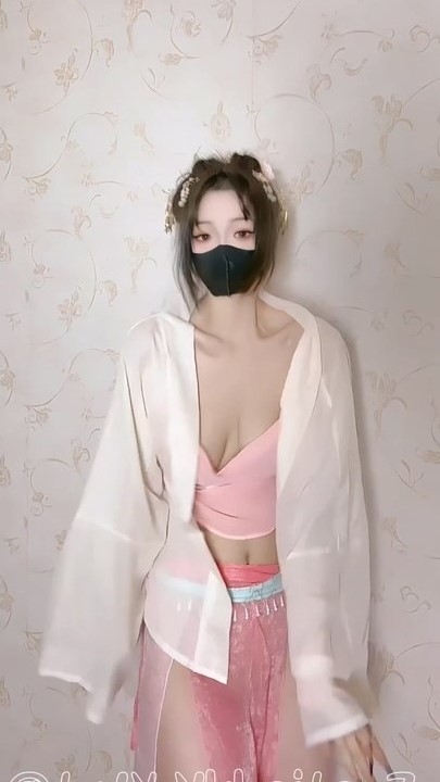 推特大奶女菩萨【一口白桃七】多套情趣裸舞抖奶诱惑 11V 7分钟 2.32G