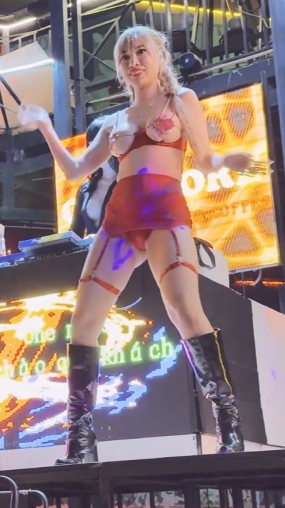 【越南夜店】现场刺激 奶球几乎全漏 双女式热舞 11v1小时17分 x241