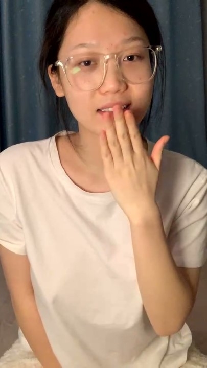 眼镜反差妹【Cassie-123W】巨乳肥穴 15V 6小时 3.96G