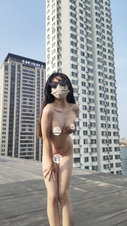 重度露出爱好者【兔兔】各种露出 289P 13V 1小时18分钟 1.18G