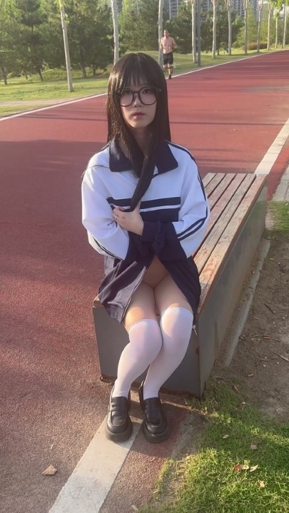 西萌白虎萝莉【柚柚】露脸定制户外 3V 31分钟 4.28G