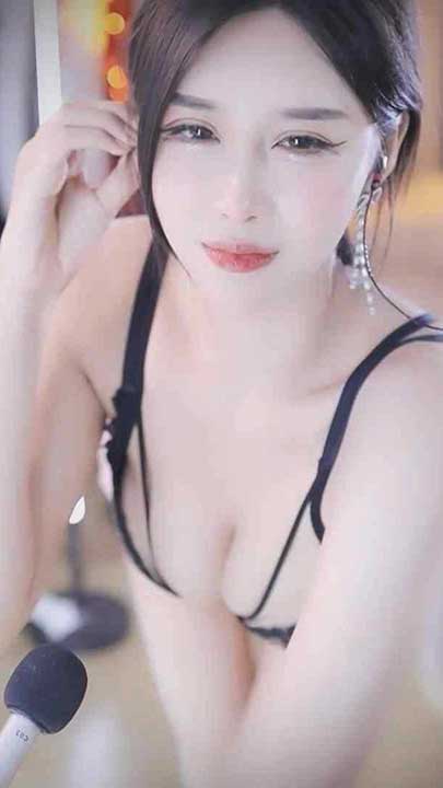 网易CC 小恩雅 定制剧情，火车艳遇乳she1V【619M】