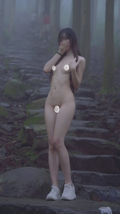 唯美户外人前露出女神『AZINABUER』小M视图 231P 18V 22分钟 1.03G