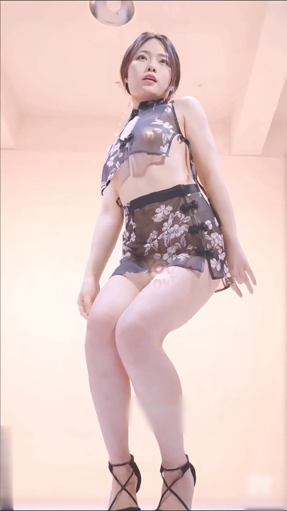 重磅绝版《SPOP》”梦琪”甜美女神双视角裸舞 1V39分w1077