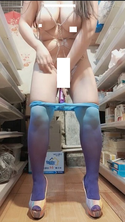 易直播 『CC果如』 巨乳超市老板娘 被主人调教 骚货隔着丝袜自慰棒插逼不停喷水水射鞋里