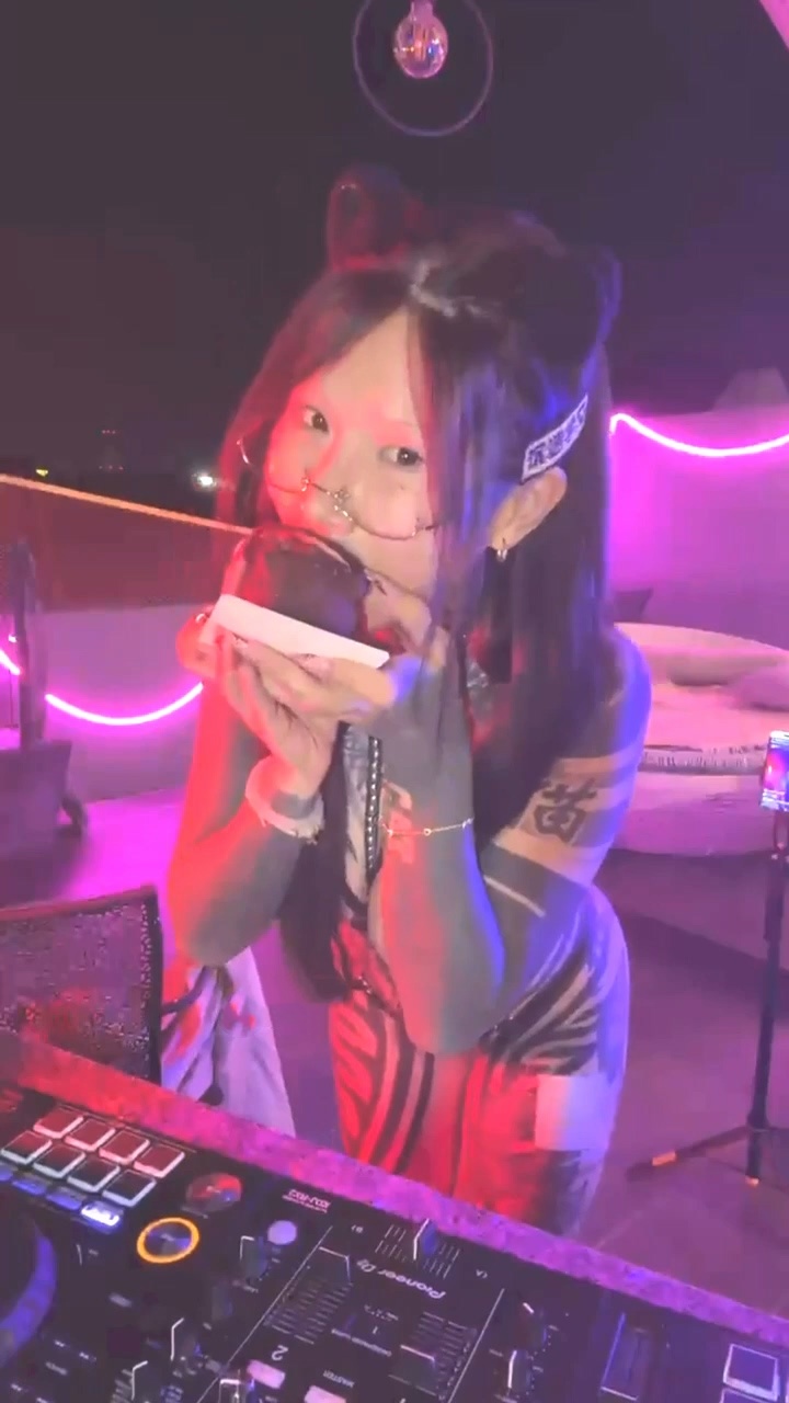 16052953874