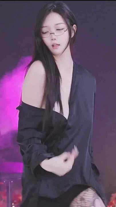 虎牙 UU 大雷奶骚内裤热舞2V【0.4G】