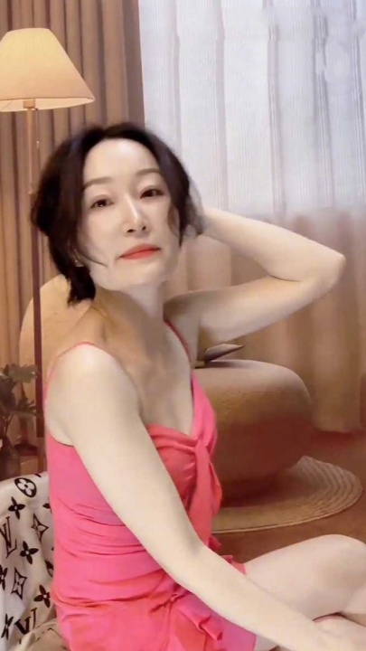 网红美熟女 属属 付费福利 肤白貌美裸舞自慰 劈腿揉穴阴毛飞舞菊花收缩 超级撩人！1V20分W1661