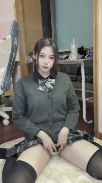 网红脸福利姬【以理服人藜藜子】高价私拍，脸穴同框道具自慰 5V 21分钟 1.68G