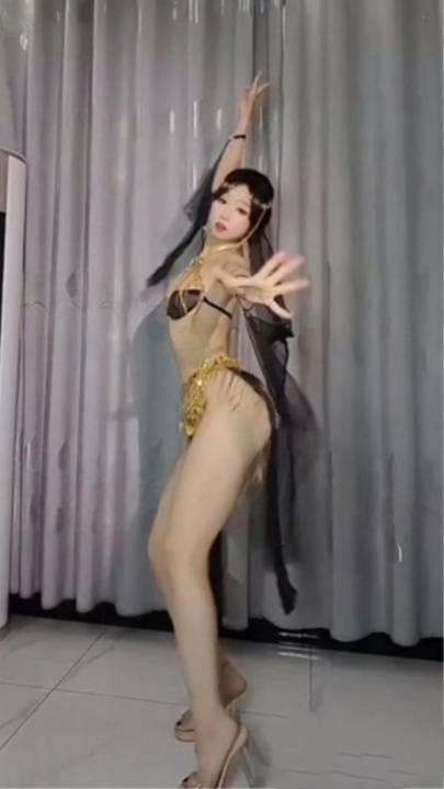 推特美女大学生 月月 定制裸舞私拍 全裸上阵随着节奏甩动酮体 乳肉颤动如波浪翻滚淫靡气息扑面而来 1V10分W1715