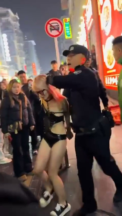 最新吃瓜！3月15日长沙【解放西路】众人围观妇当街吃鸡口爆后被叔叔铐走 8V 13分钟 221M