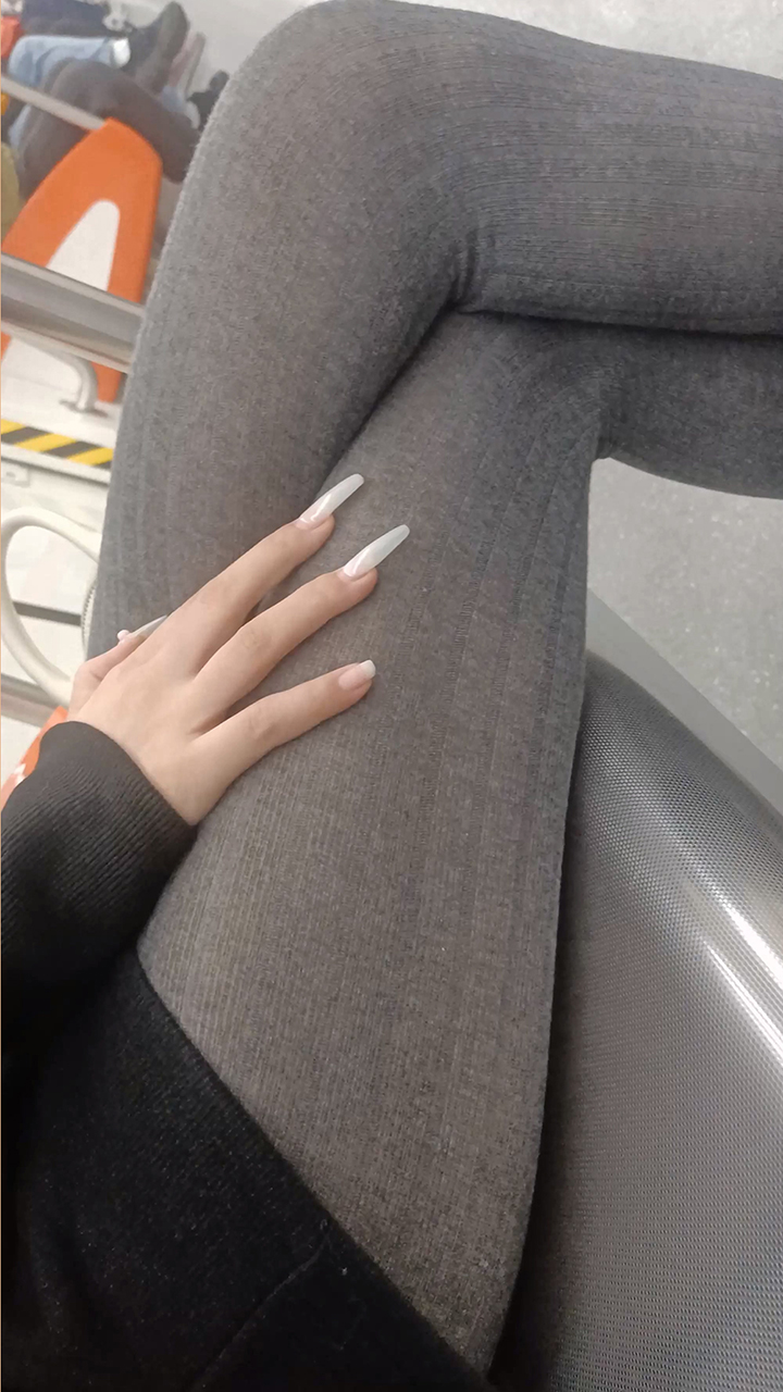 灰丝美女自摸美长腿3mnzmhmw